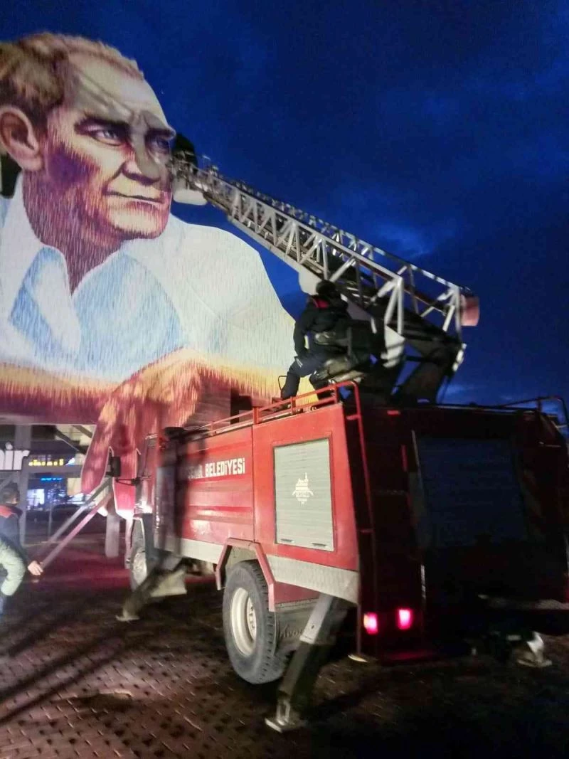 Kırşehir’de itfaiye lodosa karşı mücadele etti
