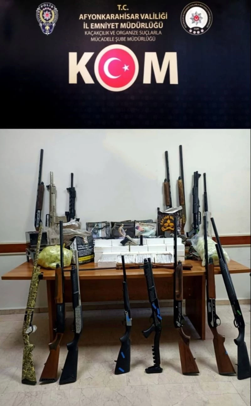 Baskın yapılan evlerden cephaneliğe yetecek silah çıktı
