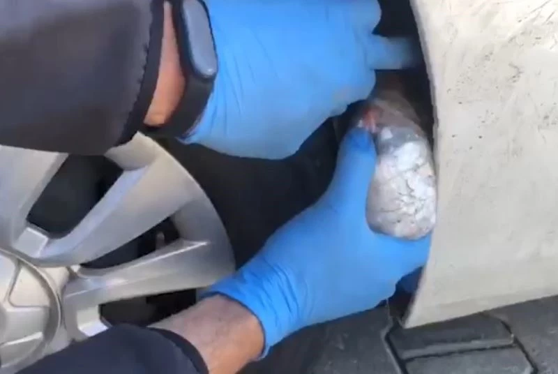 Uyuşturucuyu otomobilin çamurluklarına gizlemişler
