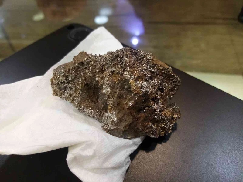 Arkadaşının hediye ettiği göktaşını iş yerinde sergiliyor
