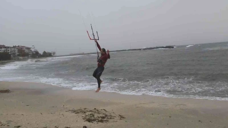 Fırtınada uçurtma sörfü zor anlar yaşattı
