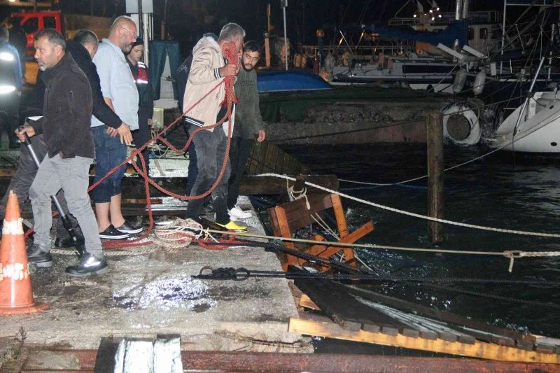 Akyaka’da lodos tekne batırdı
