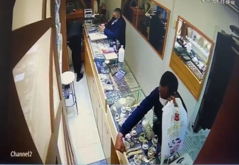 Kuyumcudaki hırsızlık kamerada: Kaşla göz arasında cebe indirdi
