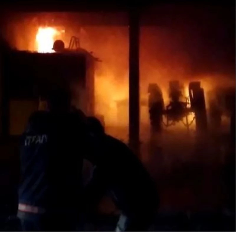 Elektrik kontağından çıkan yangında 2 ev ve 2 traktör küle döndü
