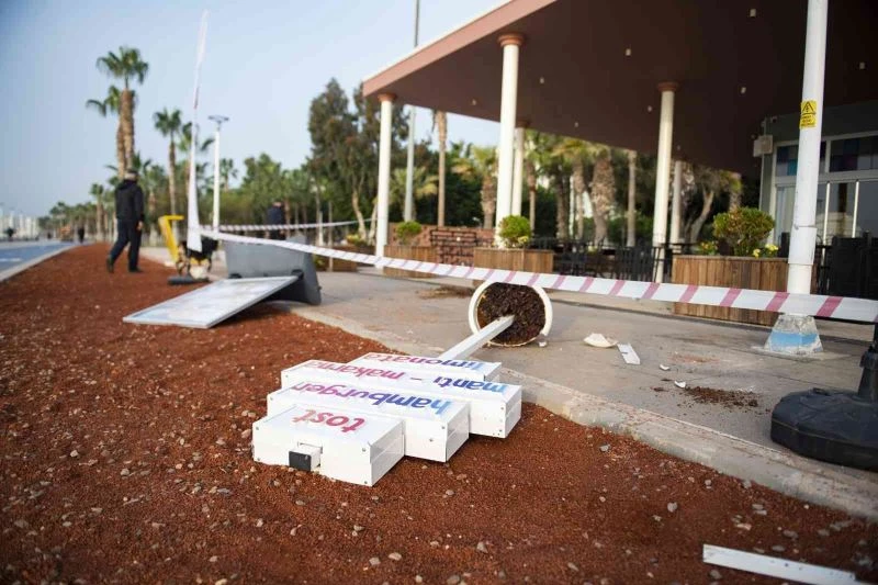 Mersin’de sahildeki kafelere saldırı
