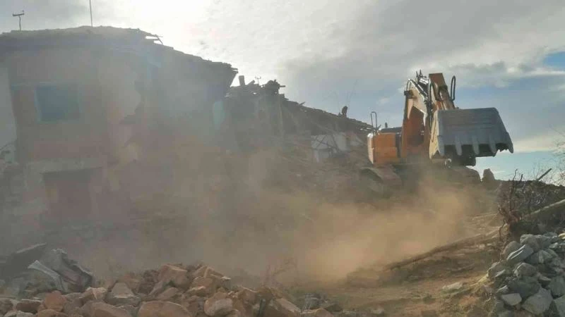 Delice’de metruk binalar yıkıldı
