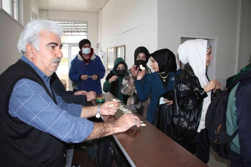 Sigarayı bıraktı topladığı parayla bin öğrenciye yemek fişi dağıttı
