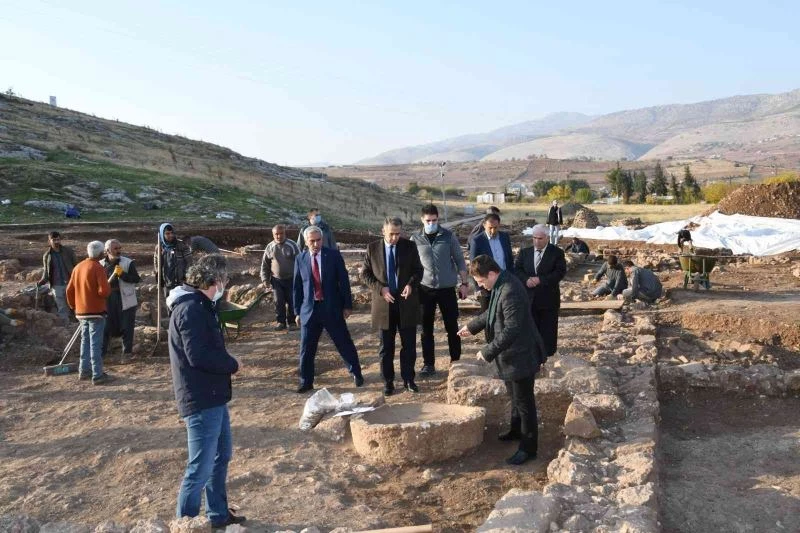 Vali Çuhadar Perre Antik Kentinde incelemeler yaptı
