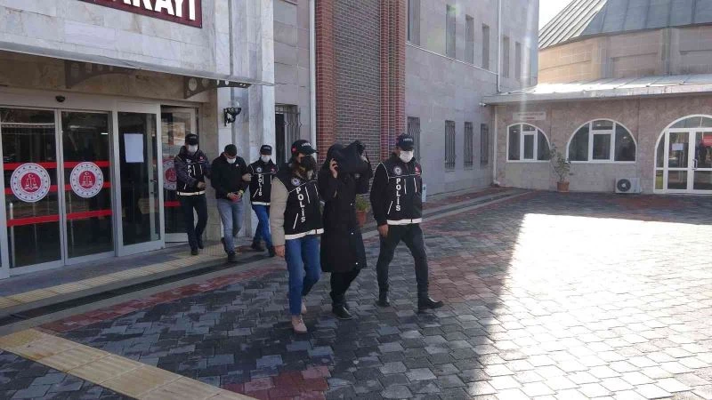 Narkotik köpeği uyuşturucuyu bulamasın diye sarımsakların arasına gizlediler
