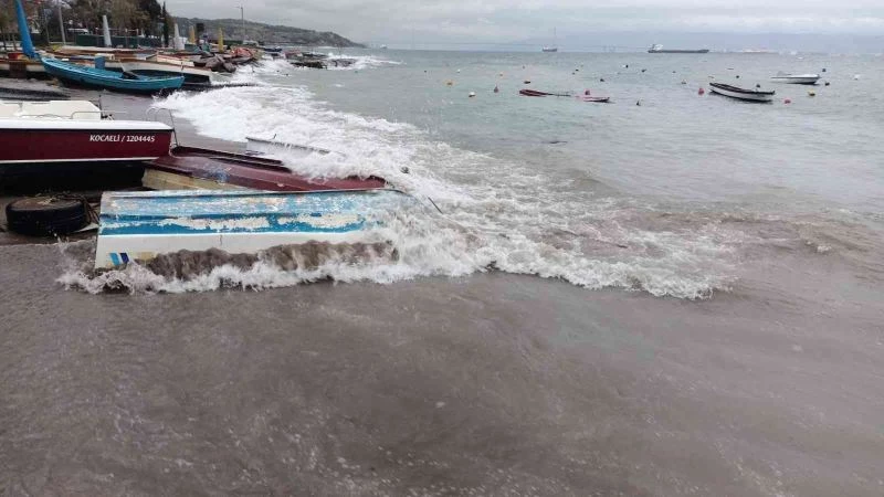 Lodos kayıkları alabora etti
