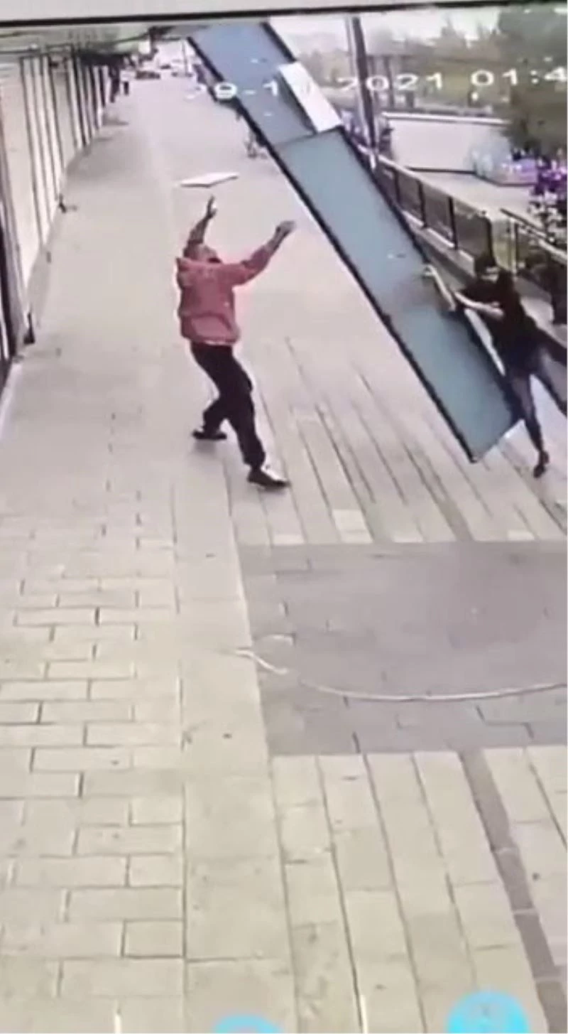 Fırtınada yardıma gitti, tabela ile birlikte uçtu
