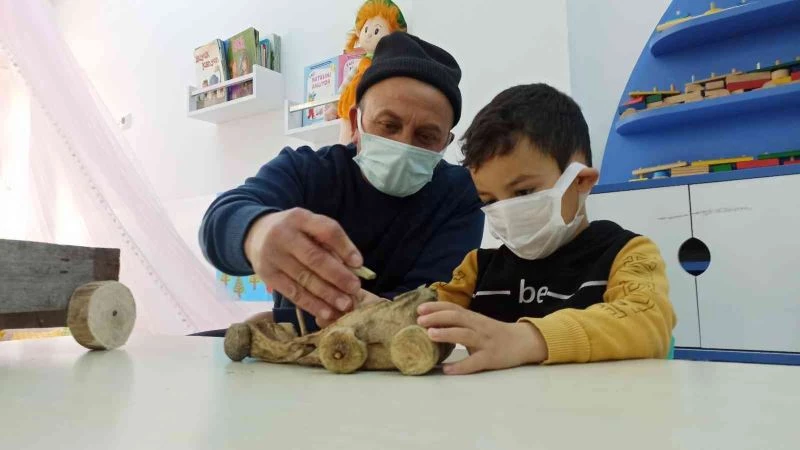 Bu okulda dedeler oyuncak yapıyor, nineler masal anlatıyor
