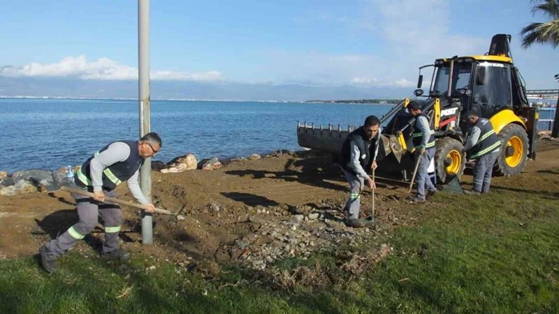 Balıkesir’de fırtınanın izleri silinmeye çalışılıyor
