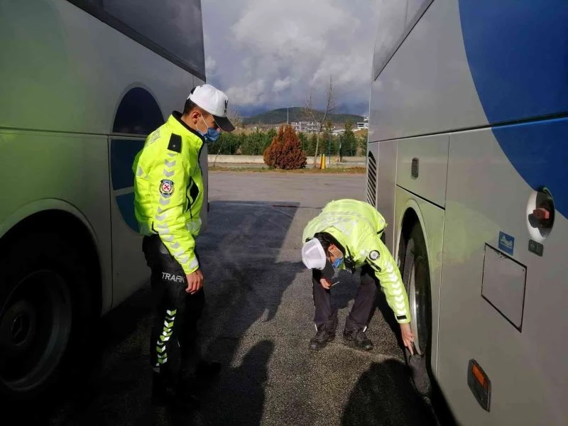 Ticari araçların lastikleri tek tek denetlendi
