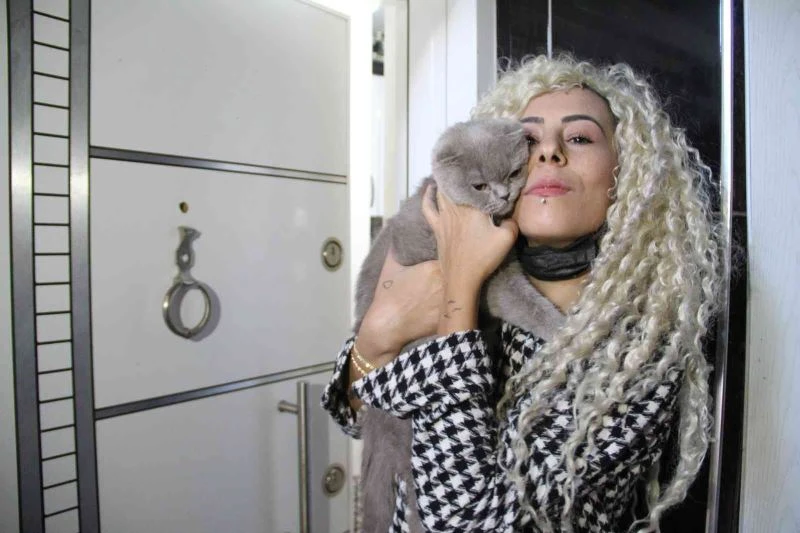 Çilingire açtırdıkları evde uyuyan çocuğun elindeki cep telefonunu bile çaldılar
