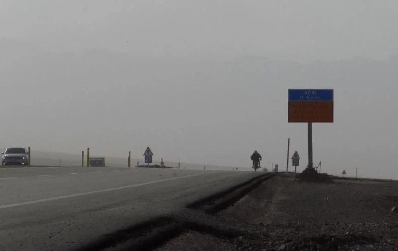 Iğdır-Doğubayazıt karayolunda fırtına sürücülere zor anlar yaşattı
