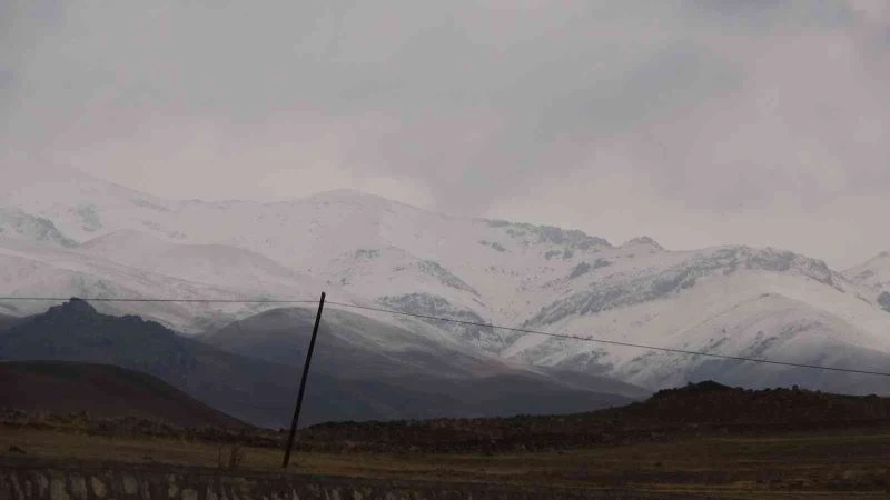 Yüksekova’ya kış mevsiminin ilk karı yağdı

