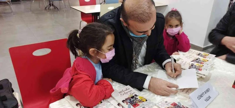Sevimli ikizleriyle kitaplarını imzaladı
