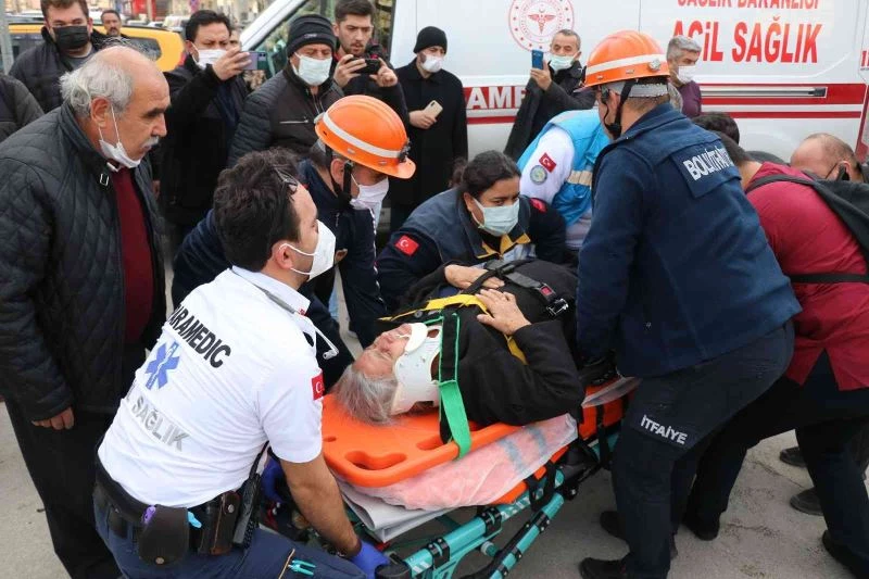 Ticari taksiyle çarpışan cipte sıkışan yolcuyu itfaiye kurtardı
