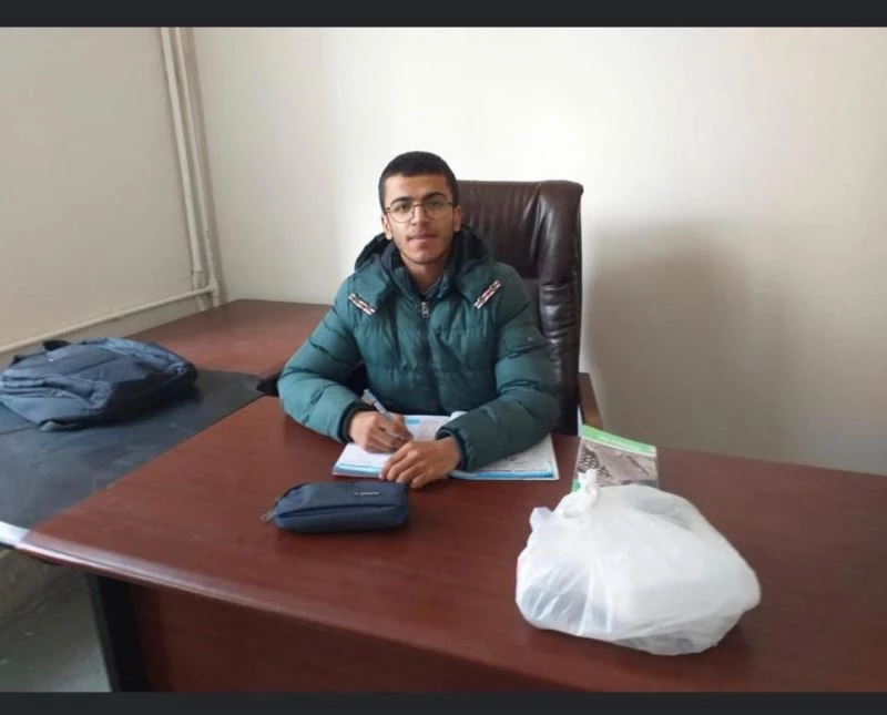 Başkan Sezer, belediyenin odasını başarılı öğrenciye tahsis etti
