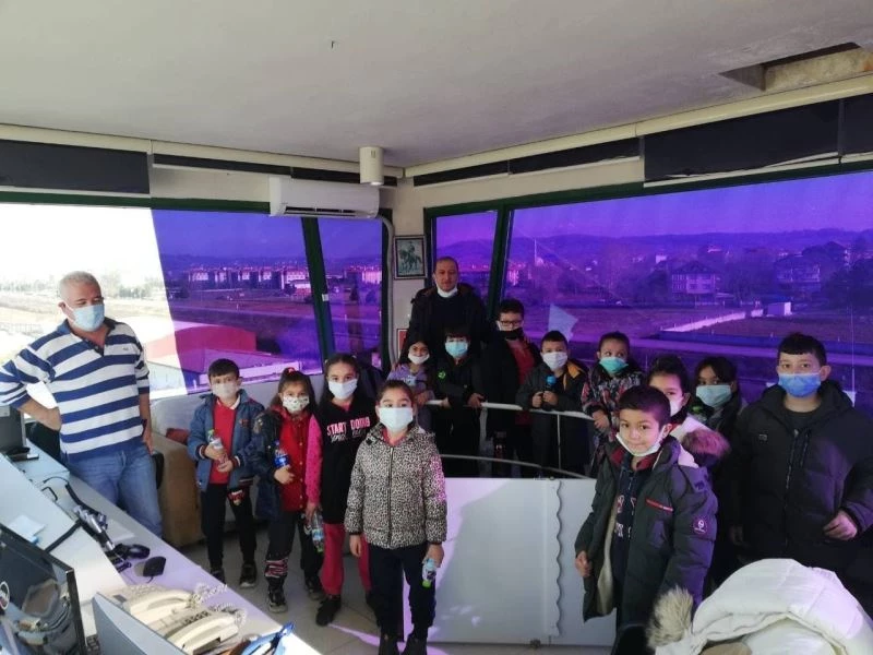 İlkokul öğrencileri, havalimanını gezip yolcu uçağını inceledi
