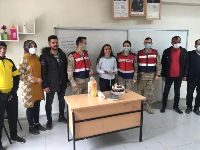 Hayranı olduğu jandarmadan lise öğrencisi Sosin’e doğum günü sürprizi
