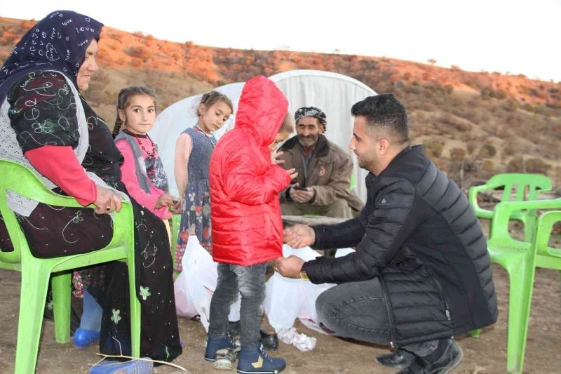 Silopili genç girişimci göçer çocuklarına mont ve bot hediye etti
