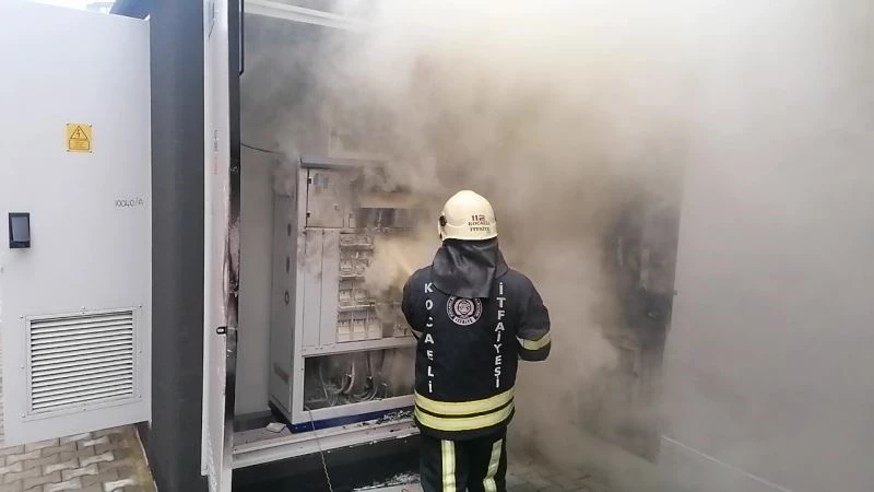 Mahalleyi besleyen trafo patlayıp alev alev yandı
