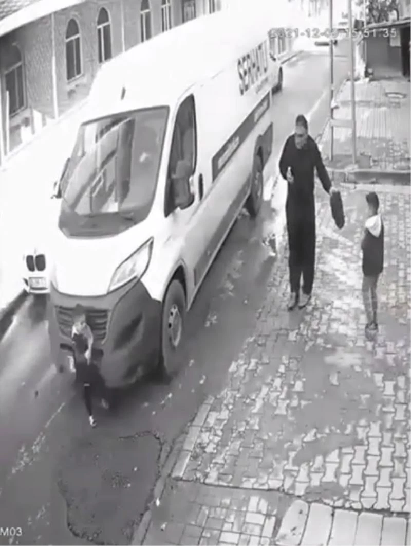 Küçükçekmece’de minibüsün çocuğun üzerinden geçme anı kamerada
