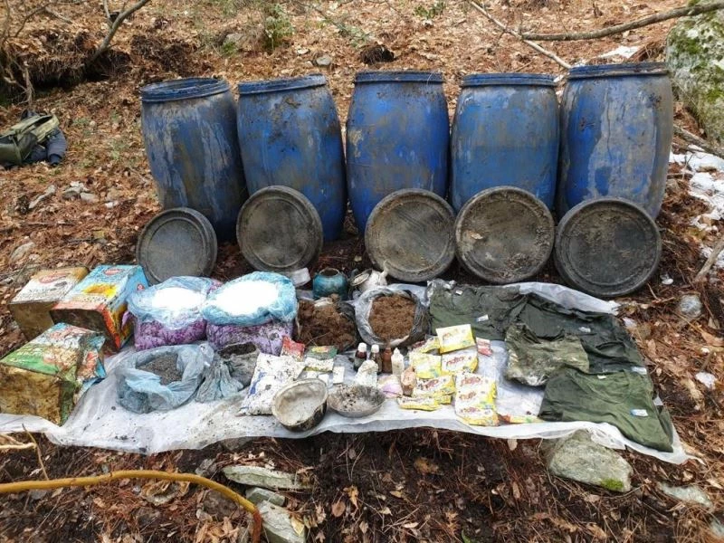 PKK’nın sığınağında yaşam malzemesi ele geçirildi
