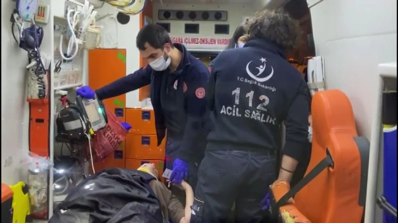 Ticari taksi ile otomobil kazaya karıştı, yaralıların yardımına sağlık öğrencileri koştu
