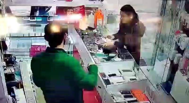 Girdiği dükkanda el çabukluğuyla telefon çaldı, o anlar kameraya yansıdı
