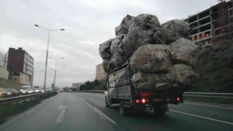 Aşırı yüklü kamyonun E-5 karayolunda ilerlediği anlar kamerada

