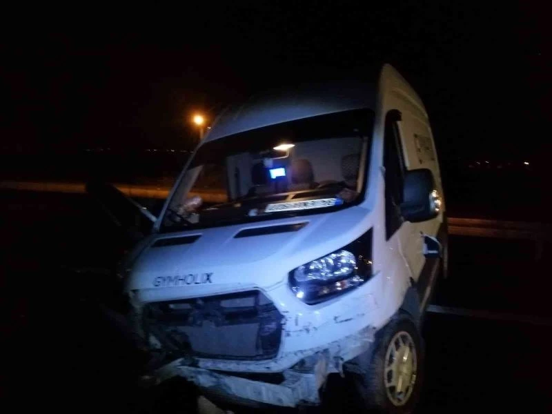 Lastiği patlayınca bariyerlere çarptı : 1 kişi yaralı