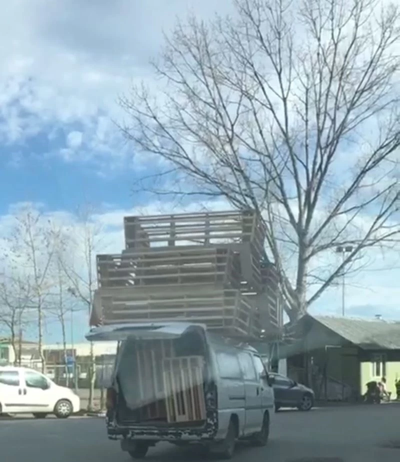 Sallanan iskeletleri gören telefona sarıldı
