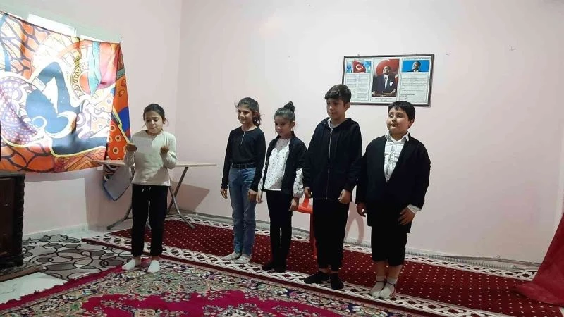 Köyüne açtığı kursla köy sakinlerine tiyatroyu sevdirdi
