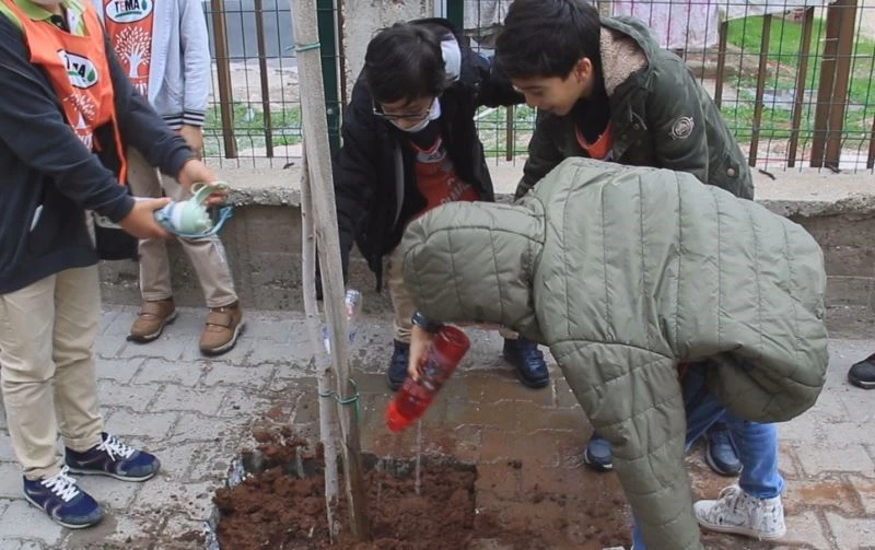 Fidanları toprakla buluşturan çocuklar, can suyunu suluklarıyla verdi
