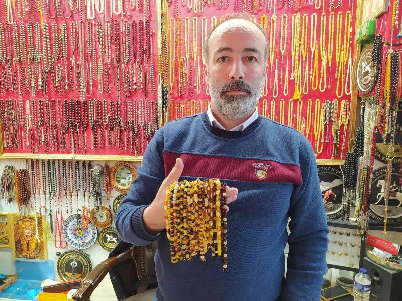 Kehribar diş kolyeleri bebeklerin ağrılarını gideriyor
