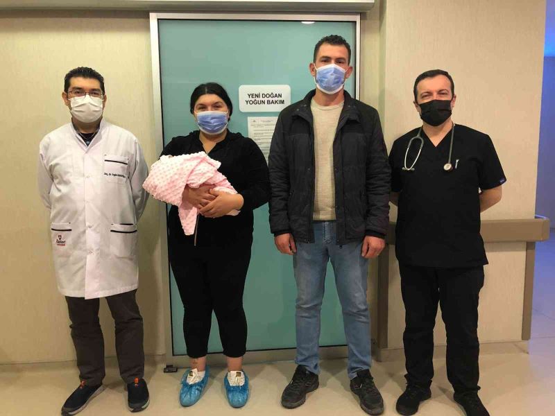 Sırtında kese ile doğan bebeğe başarılı müdahale
