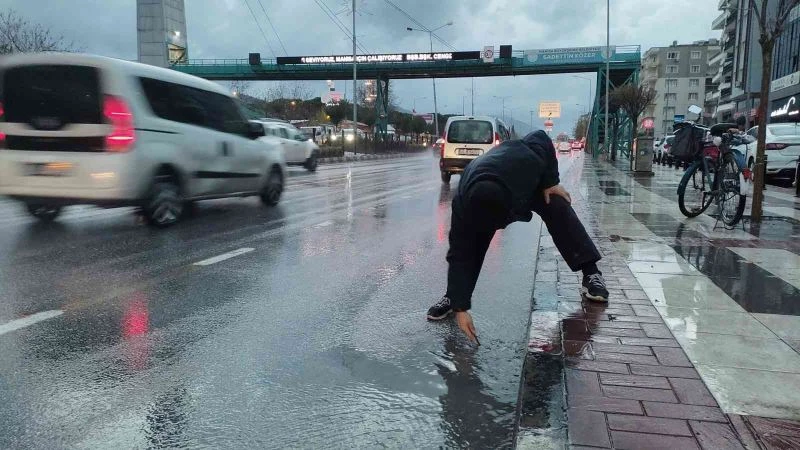 Tıkanan mazgalları elleriyle açtı
