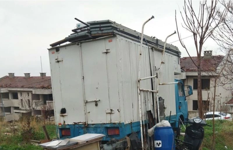 Erdek’te kapalı kasa kamyoneti soydular
