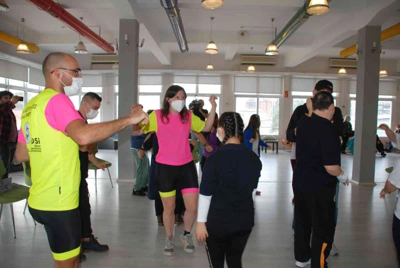 Fransız gezgin çift ’Erik Dalı’ ile coştu
