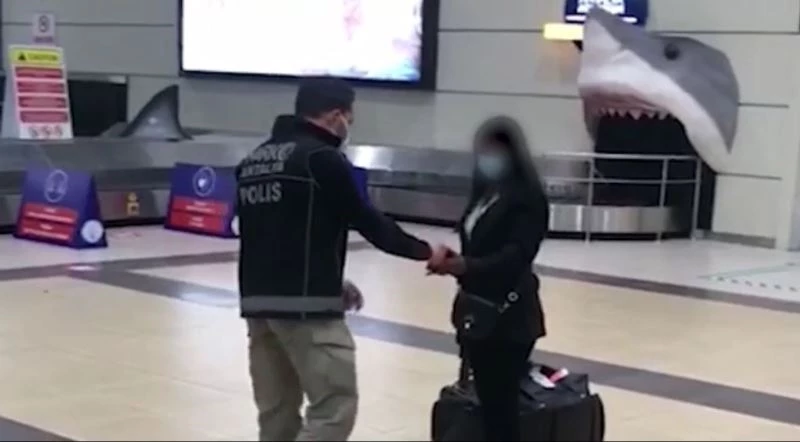 Bolivyalı kadın, eşyalarına emdirilmiş 4 buçuk kilo kokainle yakalandı
