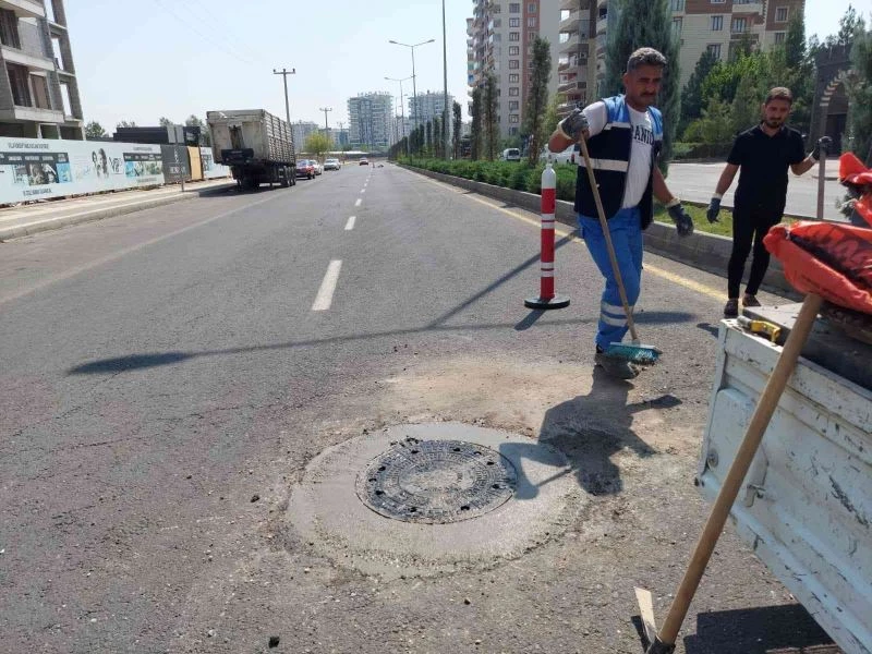 DİSKİ yerinden çıkarılan rögar kapaklarının yerine yenisini bırakıyor
