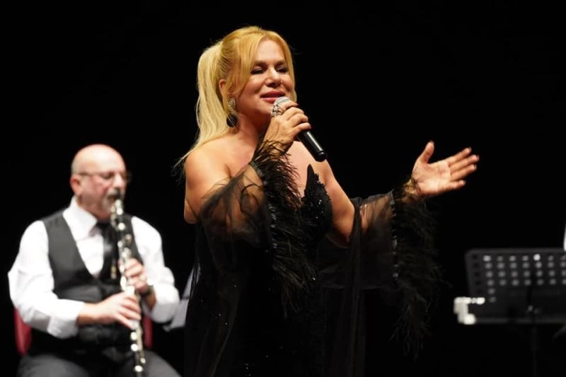 Sanatçısı Ayfer Er Bilecik’te sahne aldı
