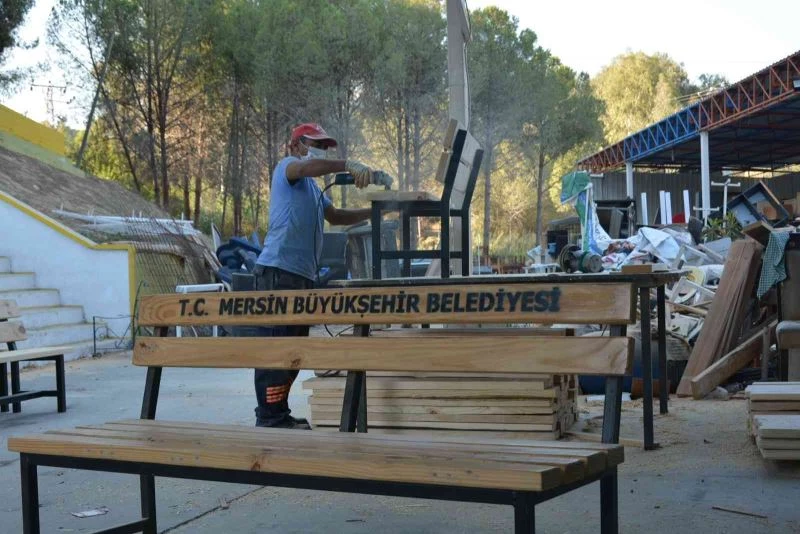 Geri Dönüşüm Atölyesinde üretim durmuyor
