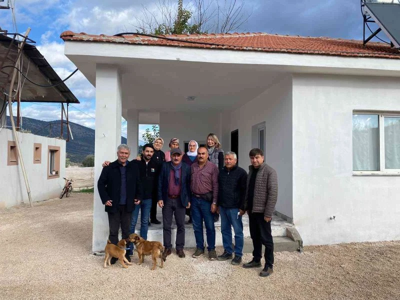 Eski Başkan Saatcı, Memduha teyzenin orman yangınlarında kül olan evini yeniledi
