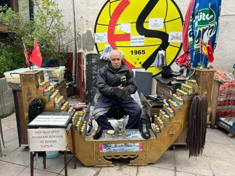 52 yaşındaki ayakkabı boyacısını sadece geçim değil kış soğukları da zorluyor