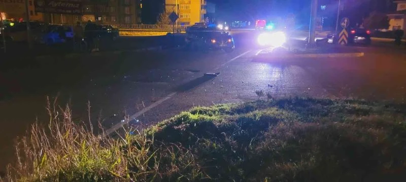 Kaldırıma çıkan otomobil uyarı levhalarına çarparak durabildi: 1 yaralı
