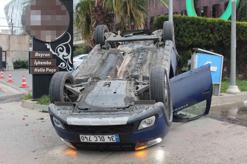 Kiraladığı aracı teslim etmeye giden çift, İETT otobüsünün çarpmasıyla takla attı
